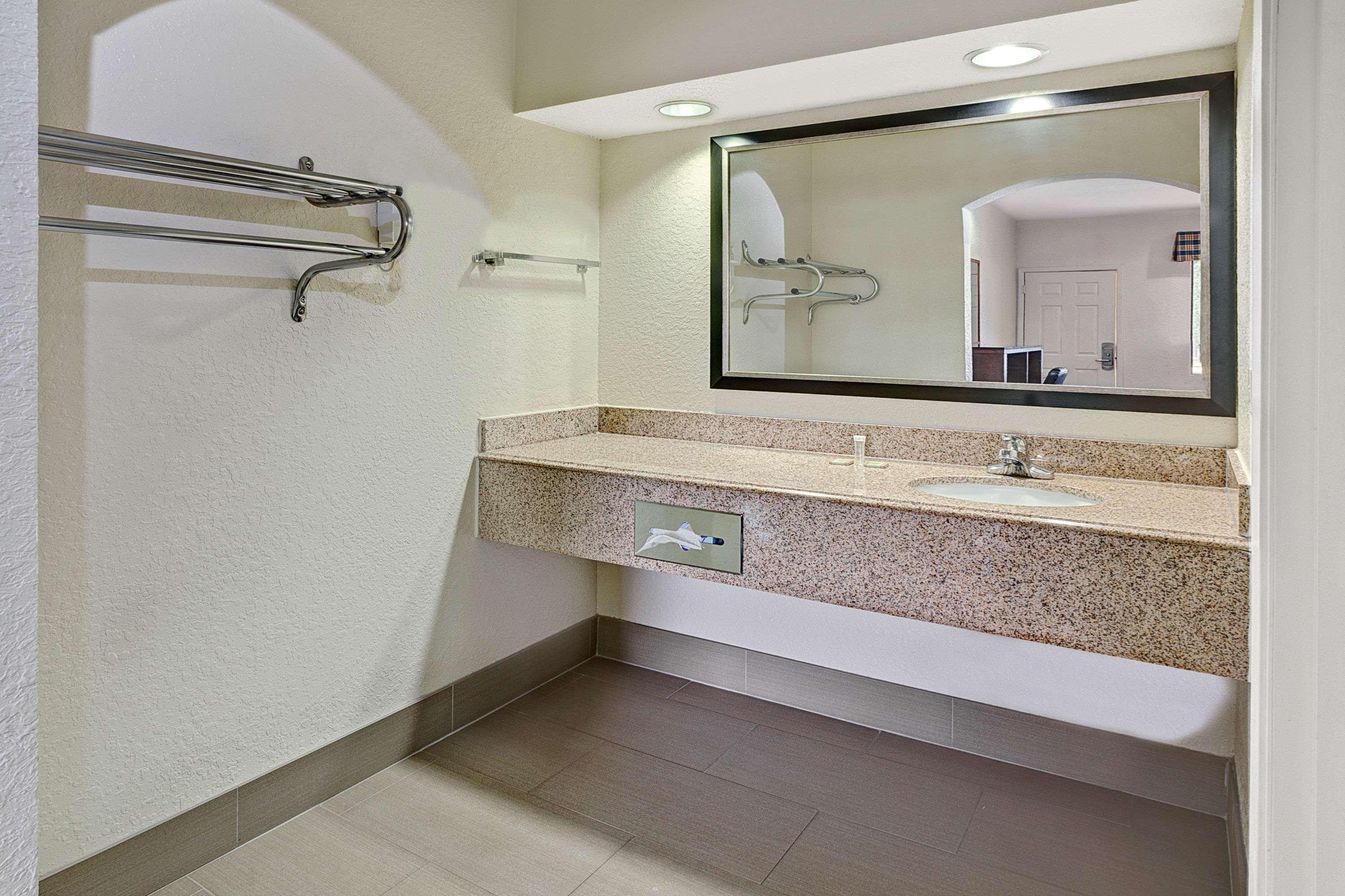 Super 8 By Wyndham Houston Hobby Airport South Hotel Екстериор снимка